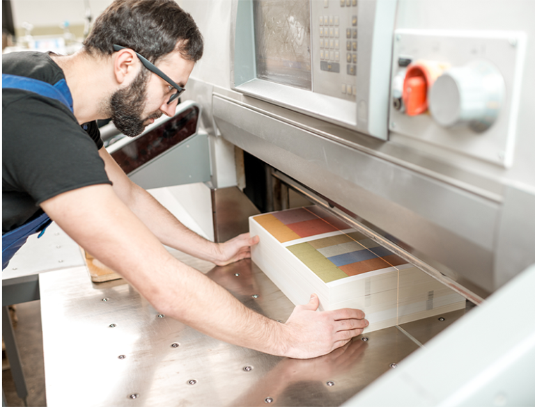 Guillotine cutting for precisely trimmed printed sheets